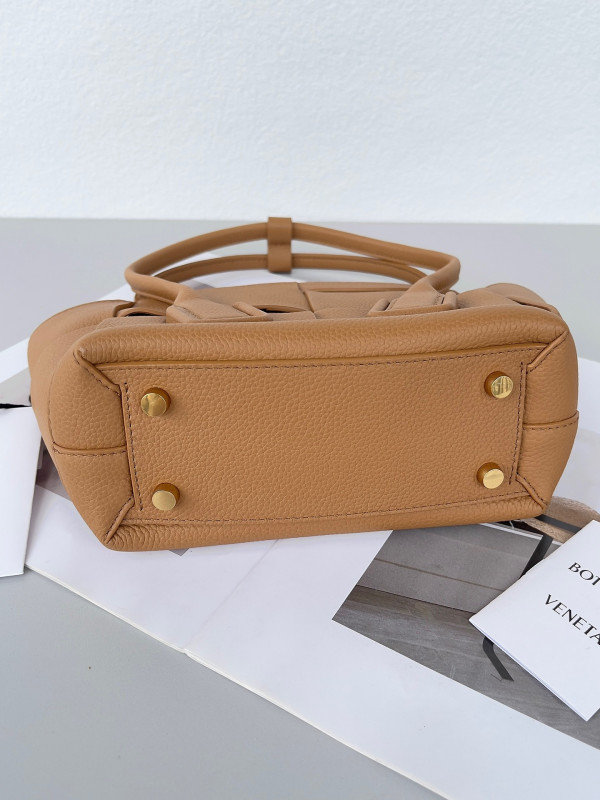 Bo*te*ga ve*ne*ta mini arco