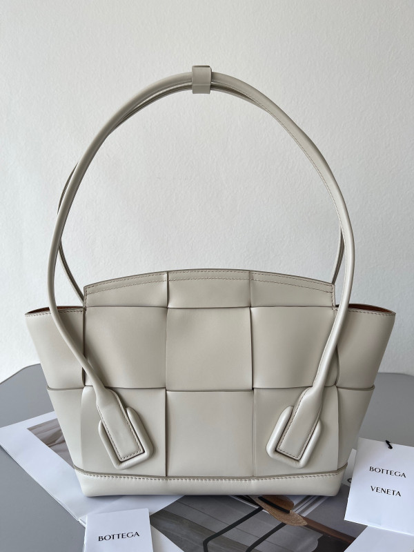 Bo*te*ga ve*ne*ta arco