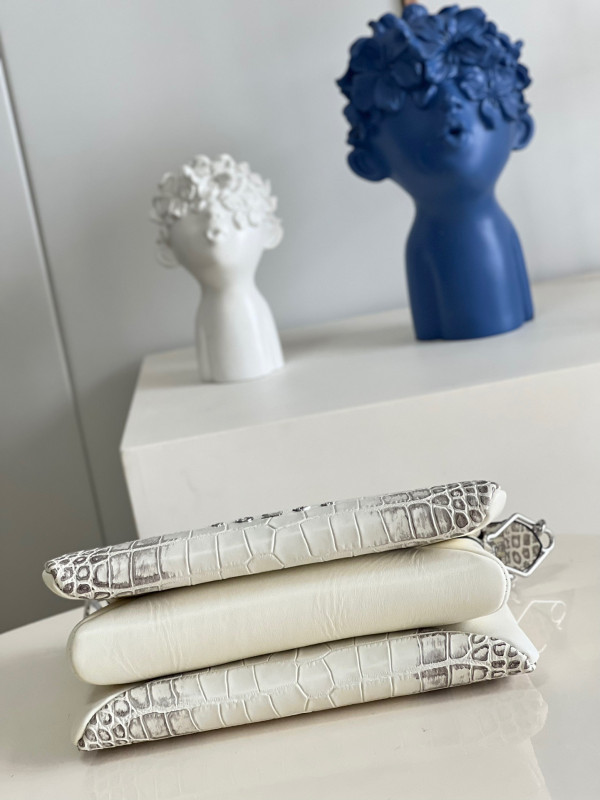 l**is V*t*n coussin pm