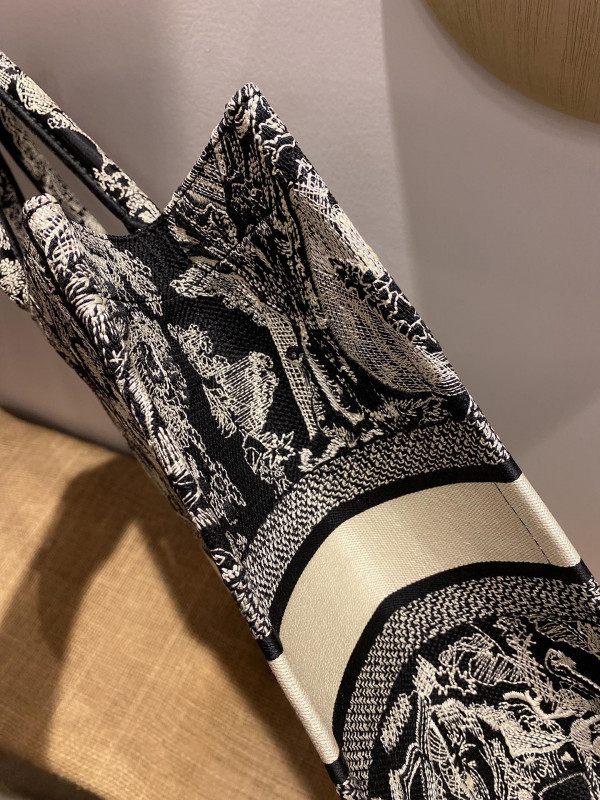 large D*or book tote