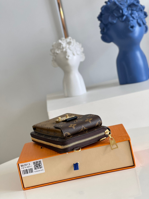 l**is V*t*n trunk vertical