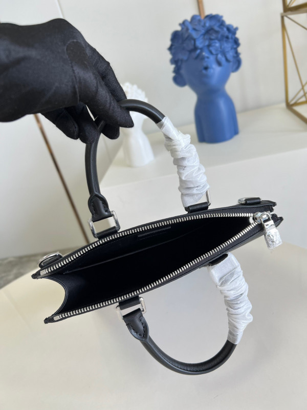 l**is V*t*n sac plat cross