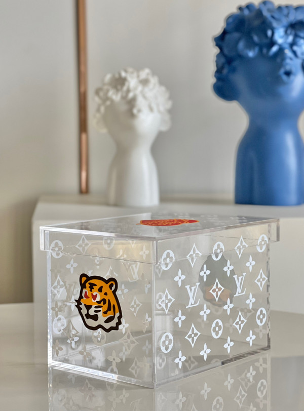 l**is V*t*n transparent box