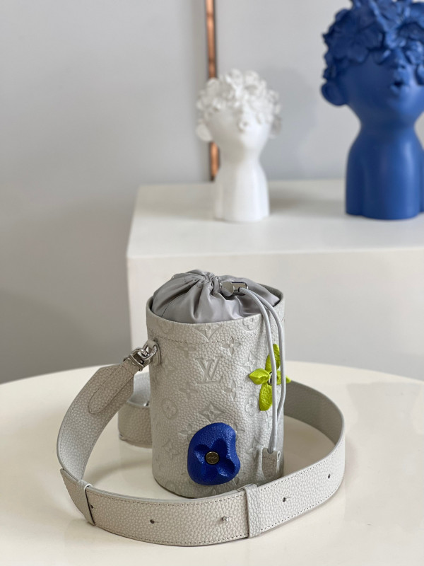 l**is V*t*n chalk pouch