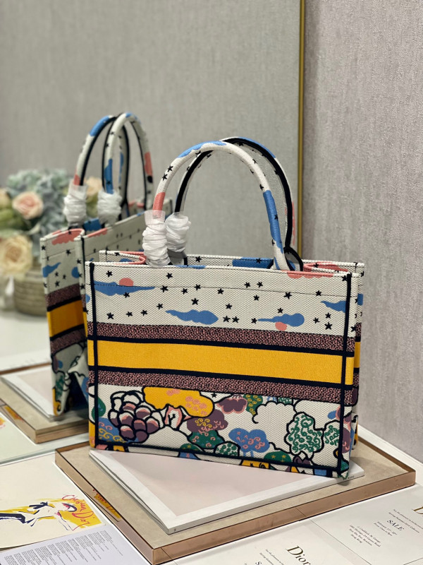 medium D*or book tote