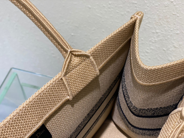 medium D*or book tote