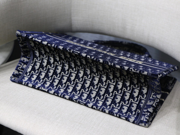 medium D*or book tote