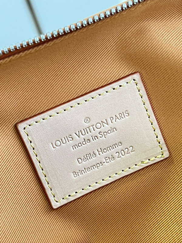 l**is V*t*n handle soft trunk