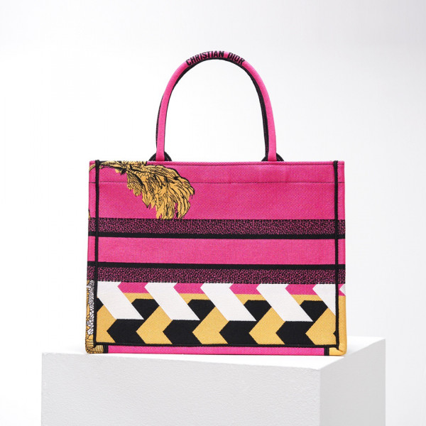 medium D*or book tote