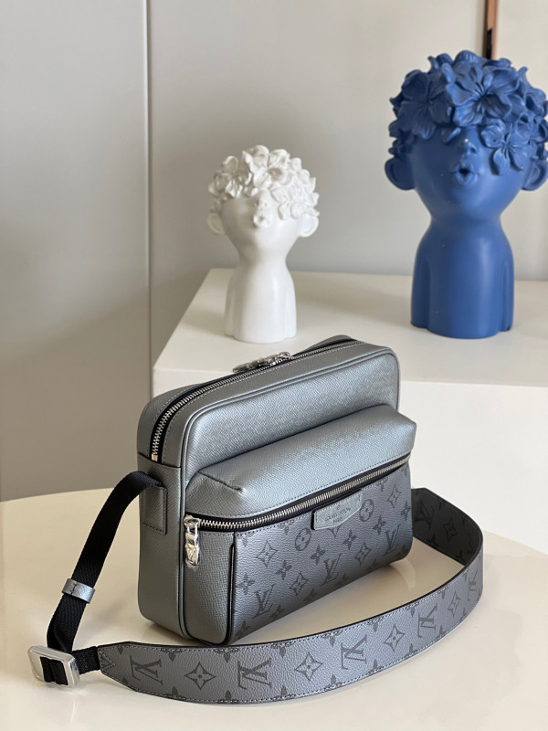 l**is V*t*n outdoor messenger