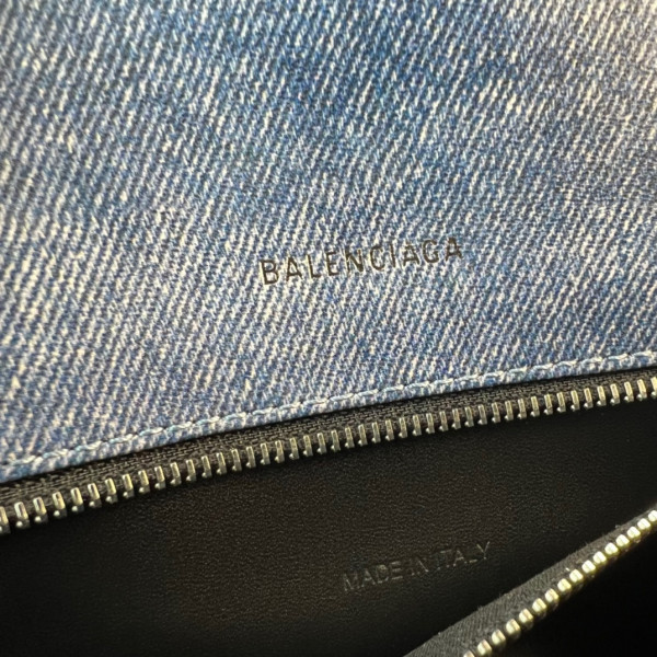 Ba*len*cia*ga hourglass