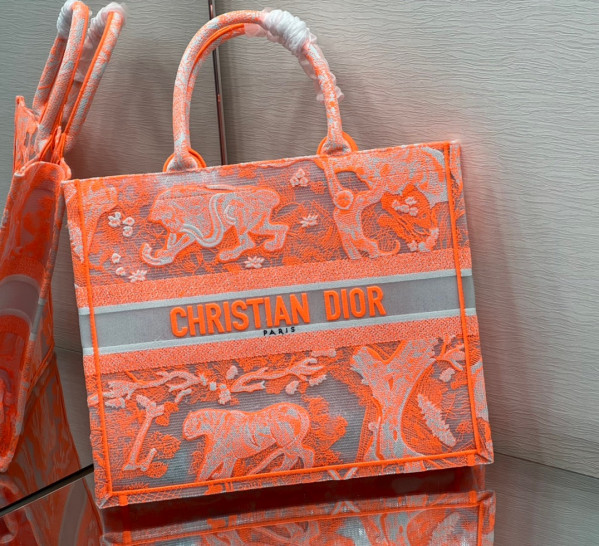 large D*or book tote