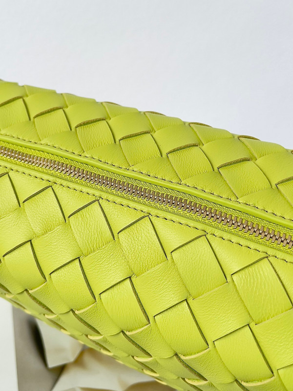 Bo*te*ga ve*ne*ta small loop camera bag