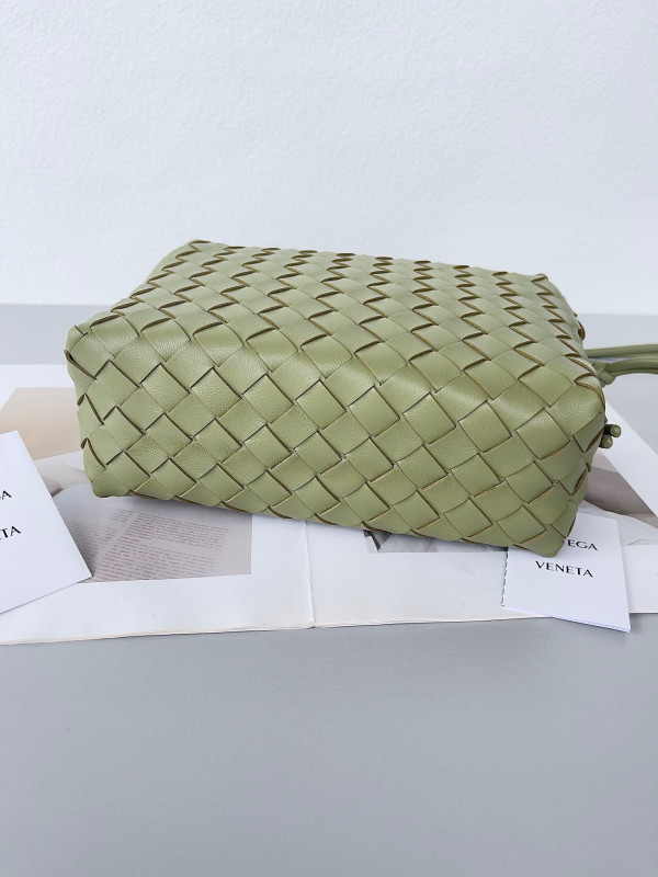 Bo*te*ga ve*ne*ta small loop camera bag