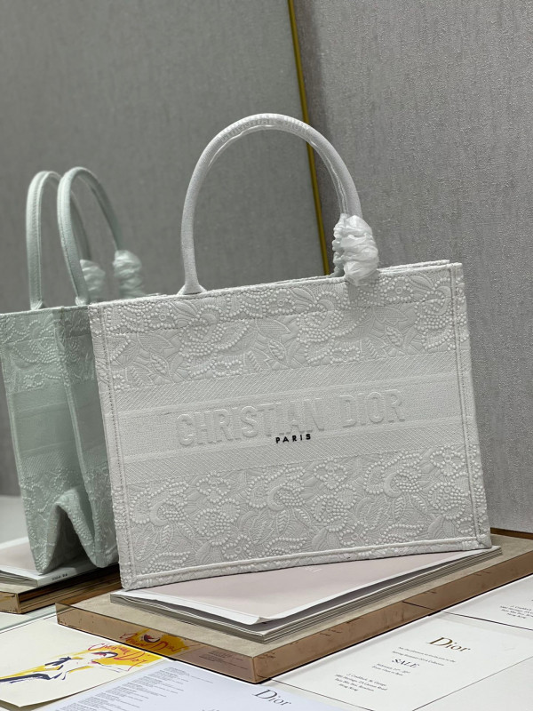 medium D*or book tote