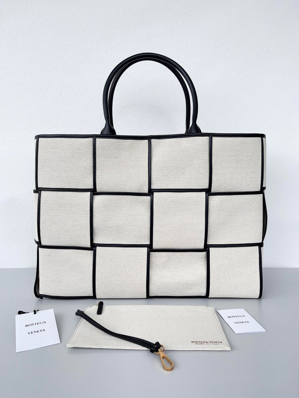 Bo*te*ga ve*ne*ta arco large tote