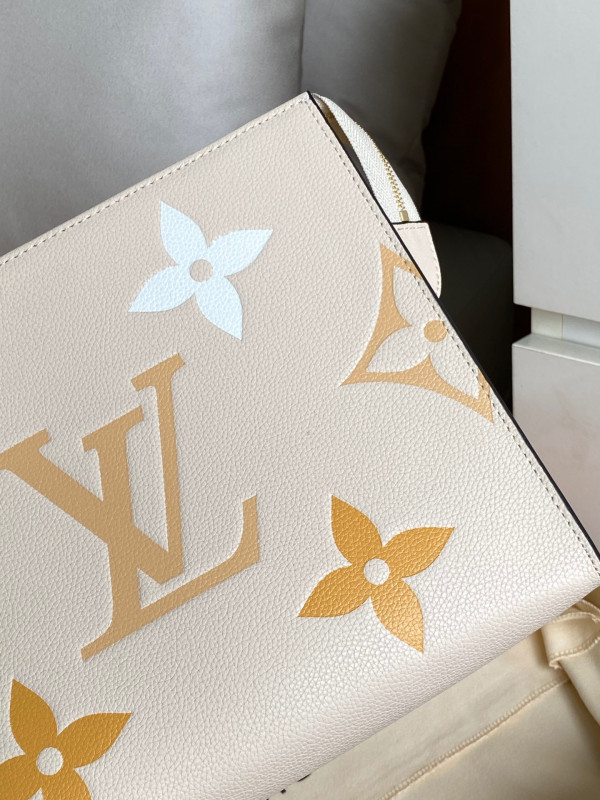 l**is V*t*n toiletry pouch 26