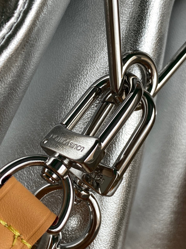 l**is V*t*n coussin pm