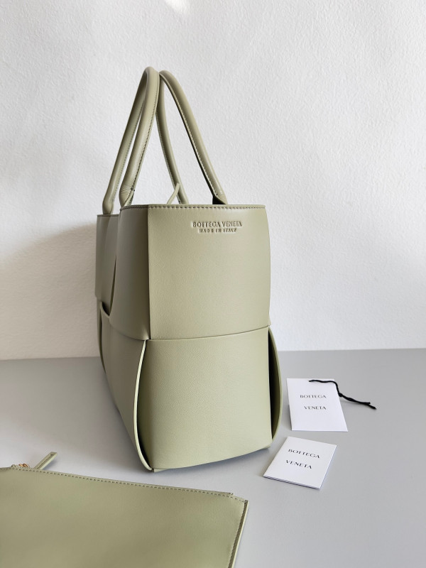 Bo*te*ga ve*ne*ta arco medium tote