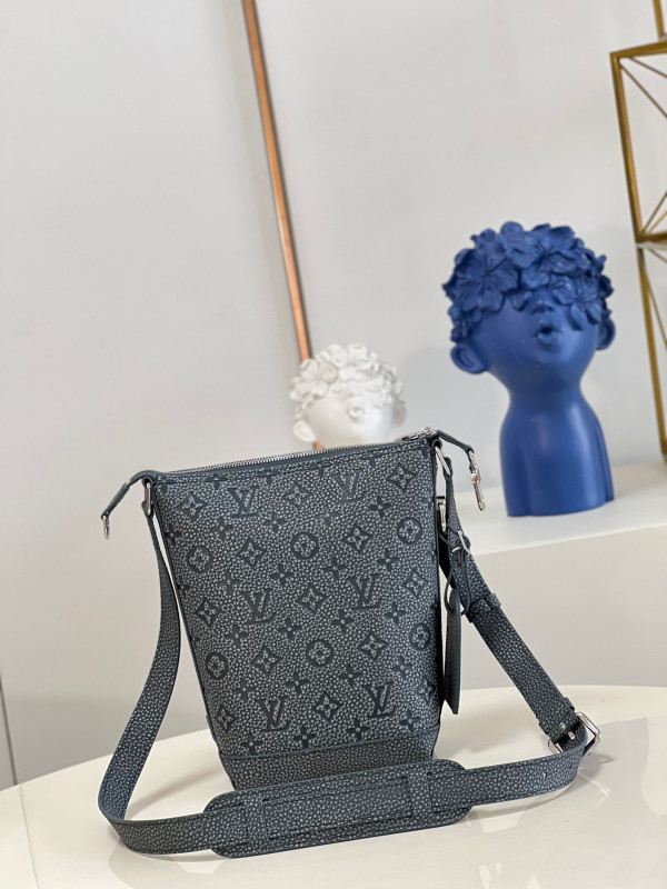 l**is V*t*n hobo cruiser pm