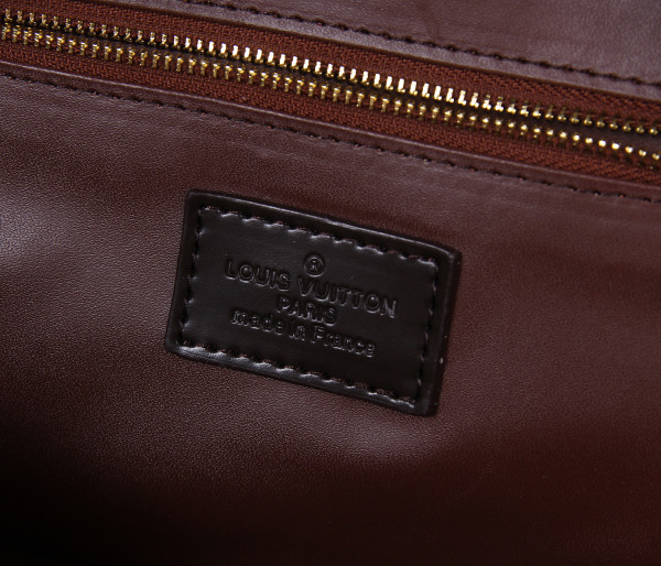 l**is V*t*n toiletry bag