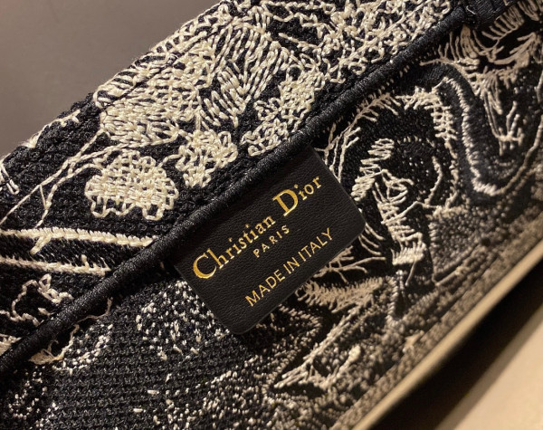 large D*or book tote