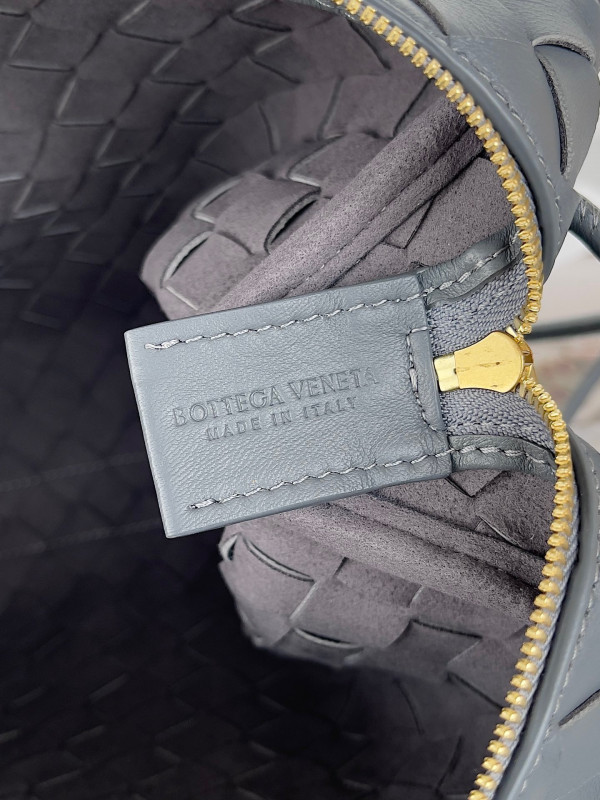 Bo*te*ga ve*ne*ta small loop camera bag