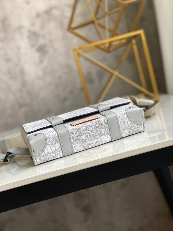 l**is V*t*n trunk slingbag