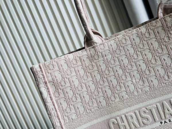 large D*or book tote