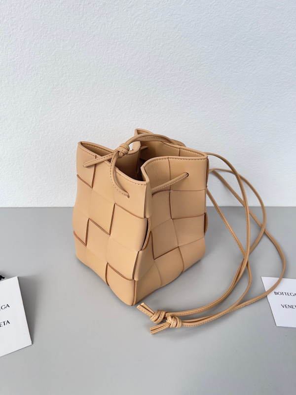 Bo*te*ga ve*ne*ta cassette bucket bag