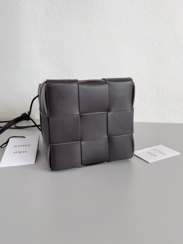 Bo*te*ga ve*ne*ta cassette bucket bag