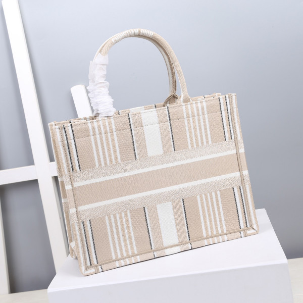 medium D*or book tote