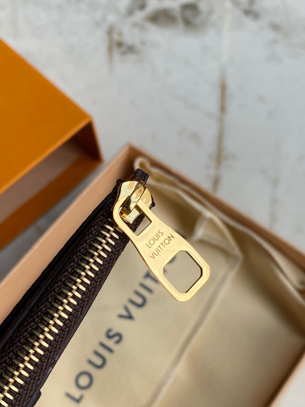 l**is V*t*n multi card holder trunk