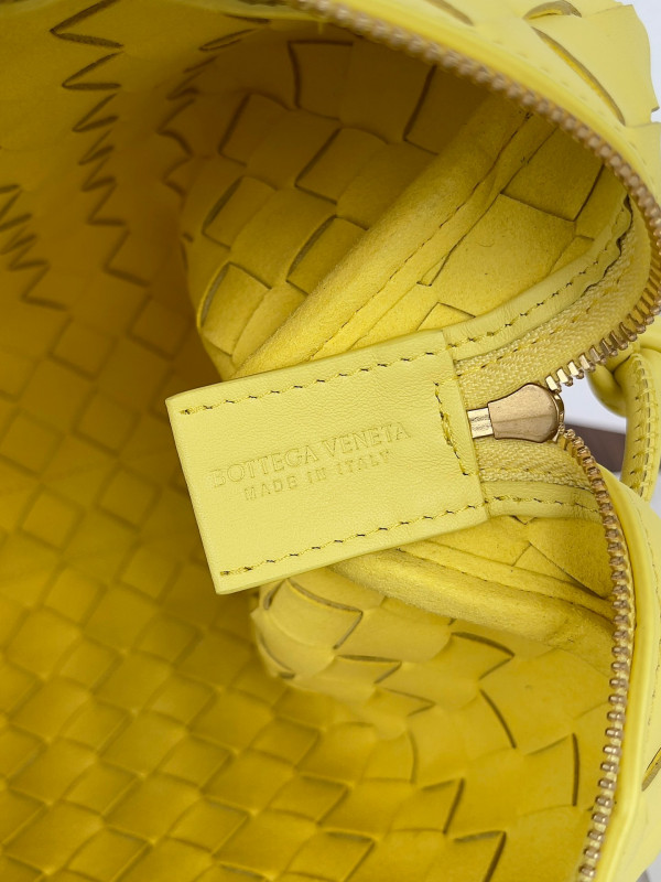 Bo*te*ga ve*ne*ta small loop camera bag