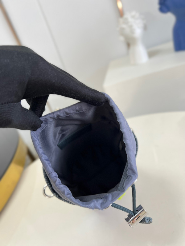 l**is V*t*n chalk pouch