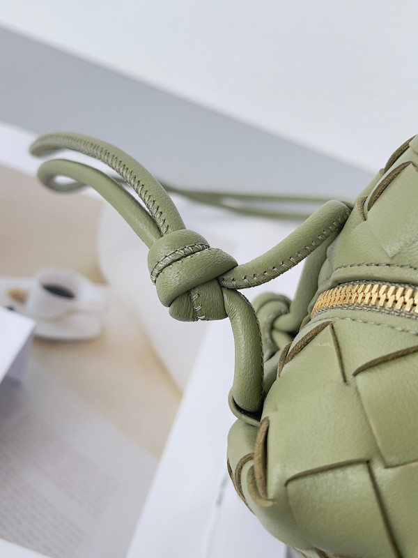 Bo*te*ga ve*ne*ta small loop camera bag