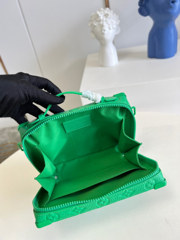 l**is V*t*n handle soft trunk