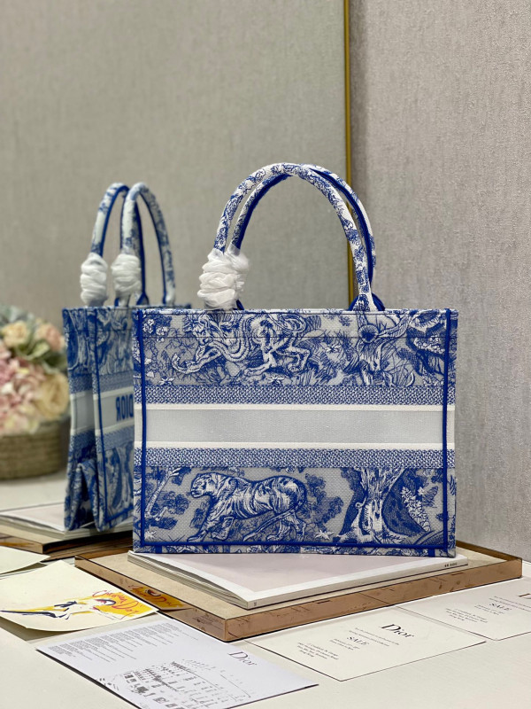 medium D*or book tote