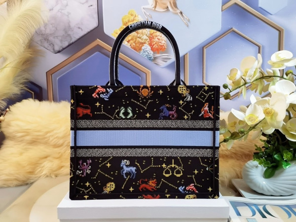 medium D*or book tote