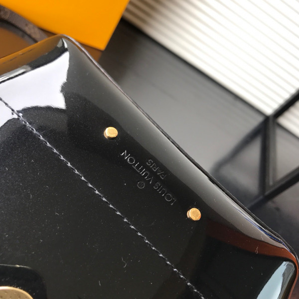 l**is V*t*n backpack