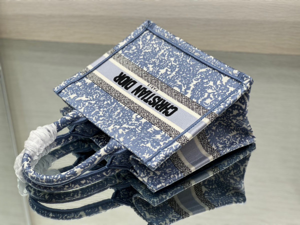 small D*or book tote