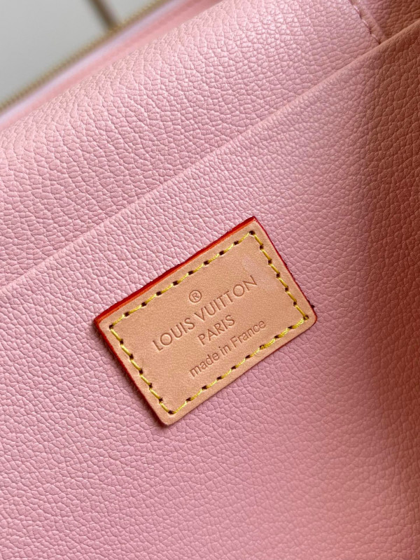 l**is V*t*n toiletry bag