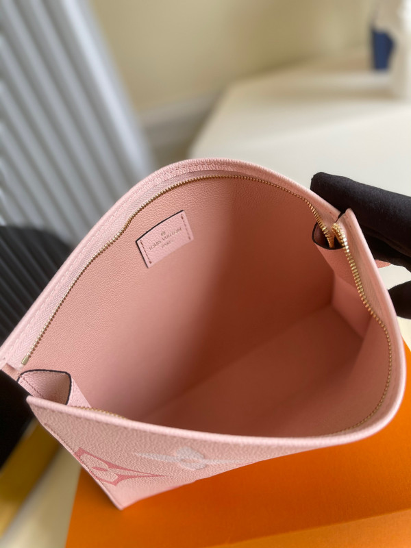 l**is V*t*n toiletry pouch 26