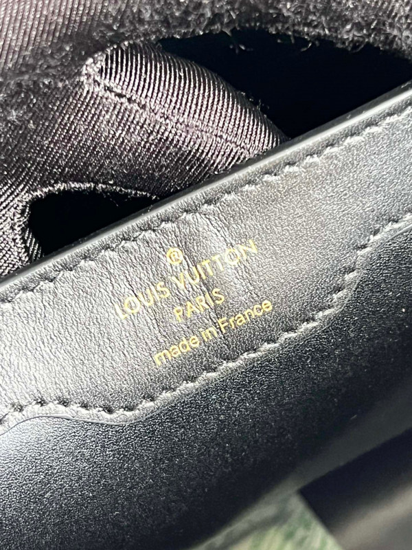 l**is V*t*n capucines mm