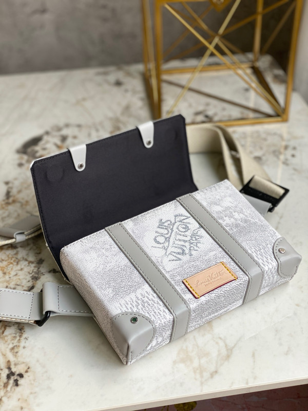 l**is V*t*n trunk slingbag