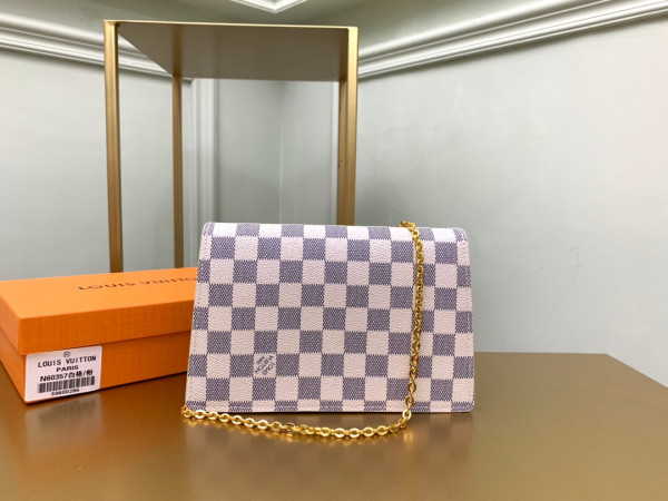 l**is V*t*n croisette chain wallet