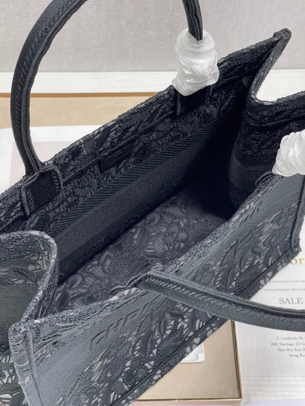 medium D*or book tote