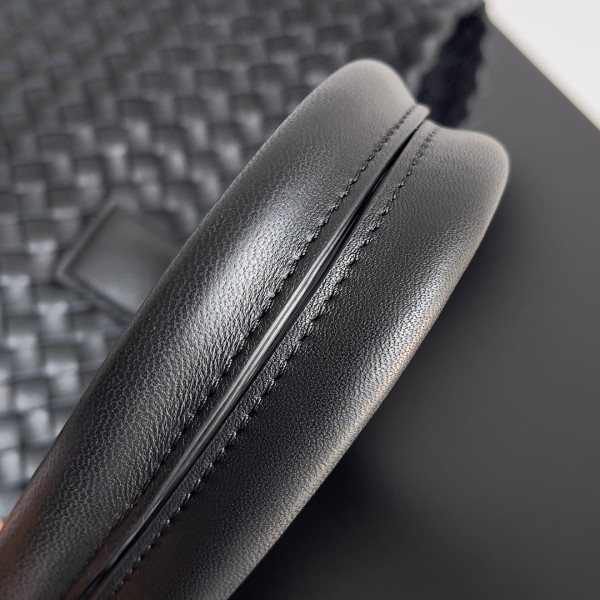 Bo*te*ga ve*ne*ta medium andiamo