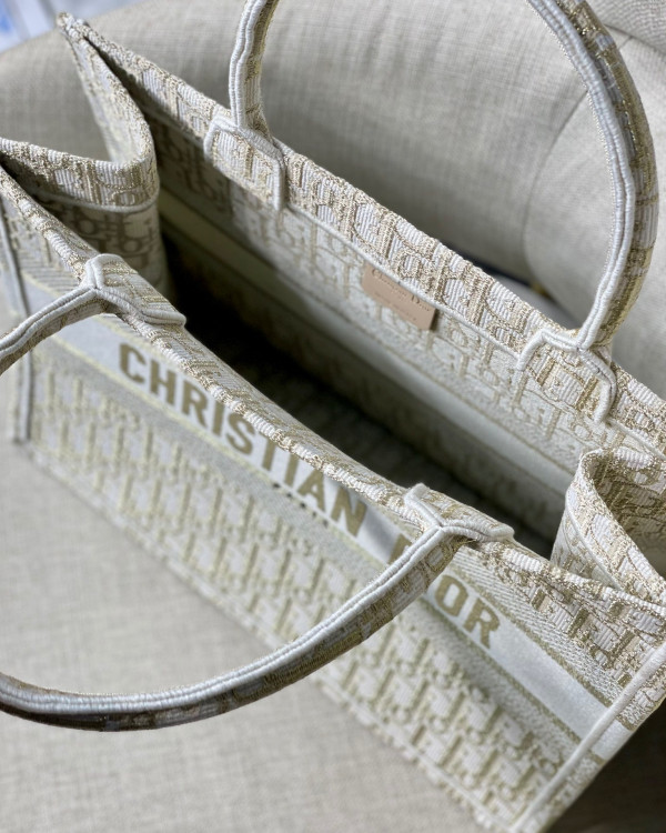 medium D*or book tote