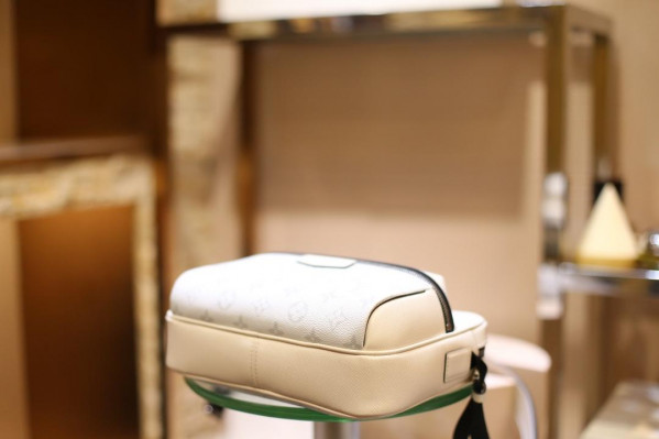 l**is V*t*n messenger